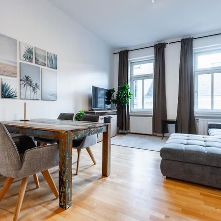 Cozy Apartment Steps Away From Subway Station Виена Екстериор снимка