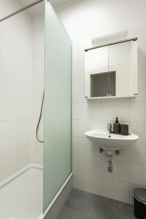 Cozy Apartment Steps Away From Subway Station Виена Екстериор снимка
