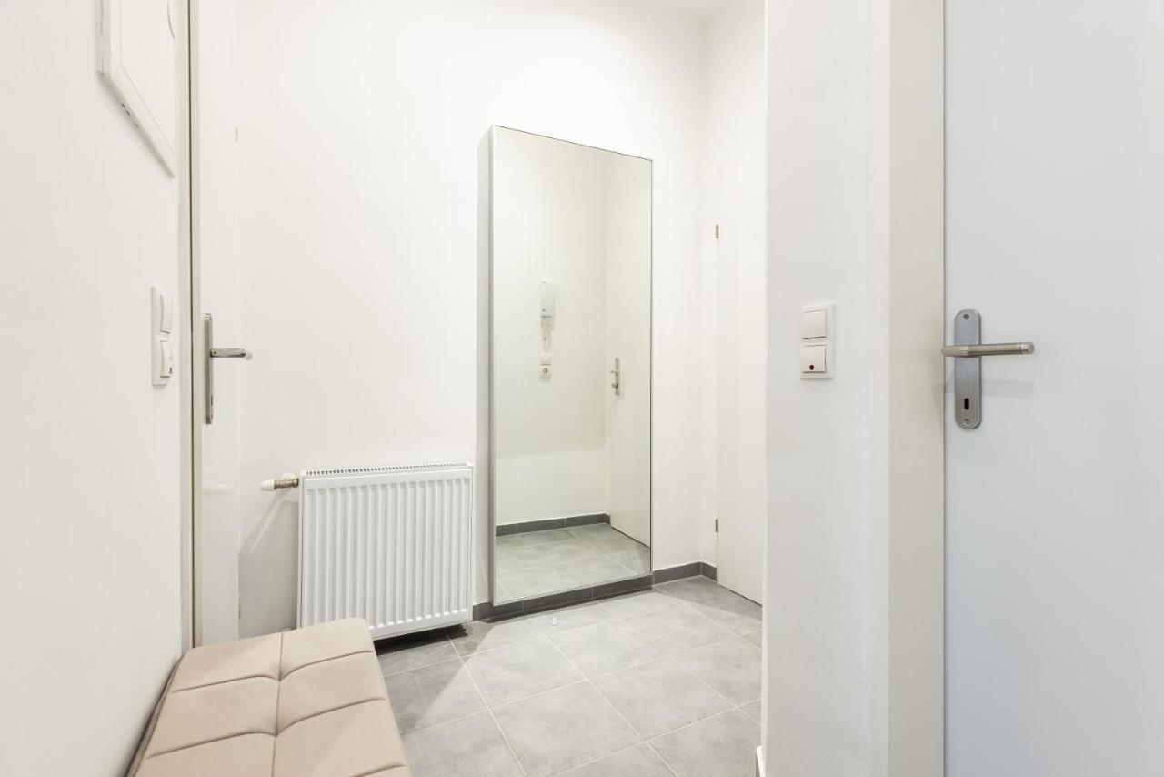 Cozy Apartment Steps Away From Subway Station Виена Екстериор снимка